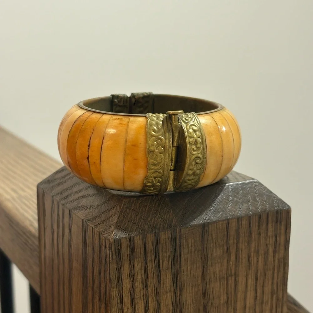 Vintage-Style Amber Resin and Brass Hinged Bangle Bracelet